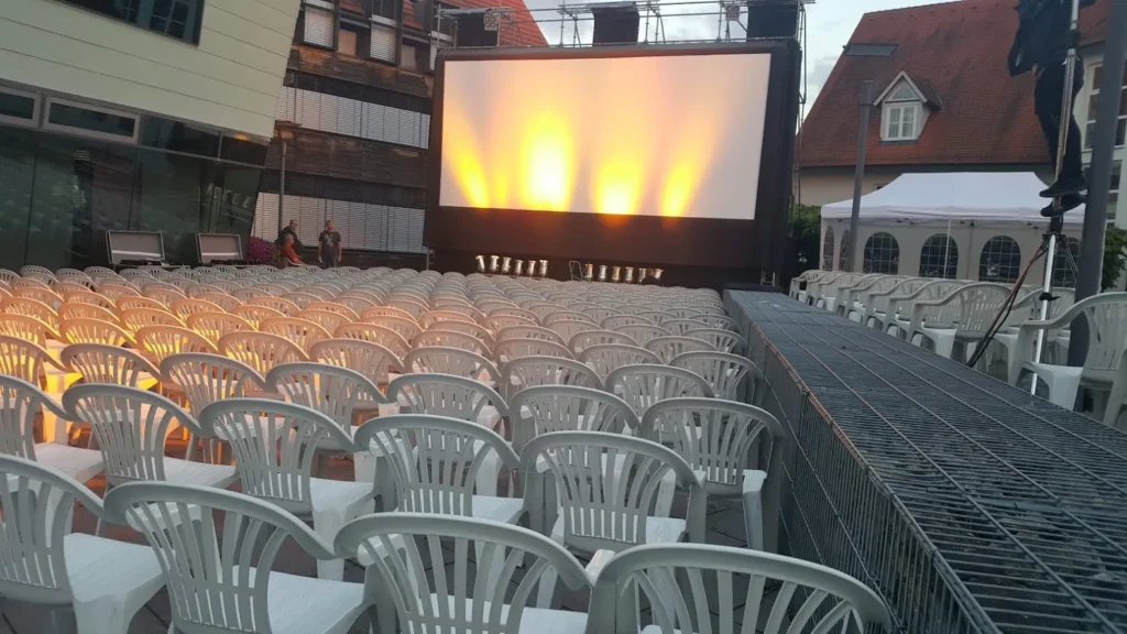 Foto von Marktplatz mit Plastikstühlen beim Open-Air-Kino Event in Weilheim
