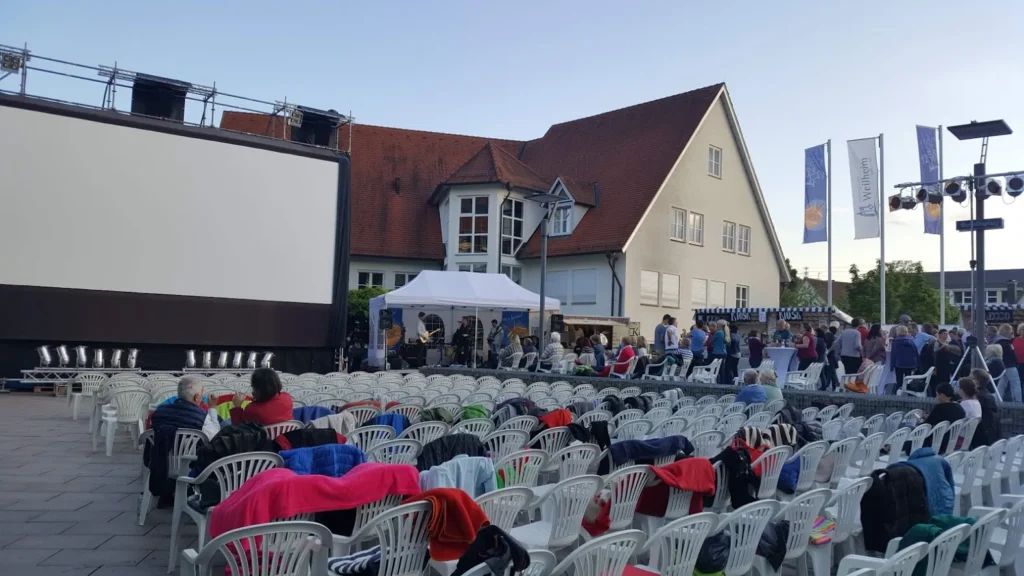 Foto von Marktplatz mit Plastikstühlen beim Open-Air-Kino Event in Weilheim