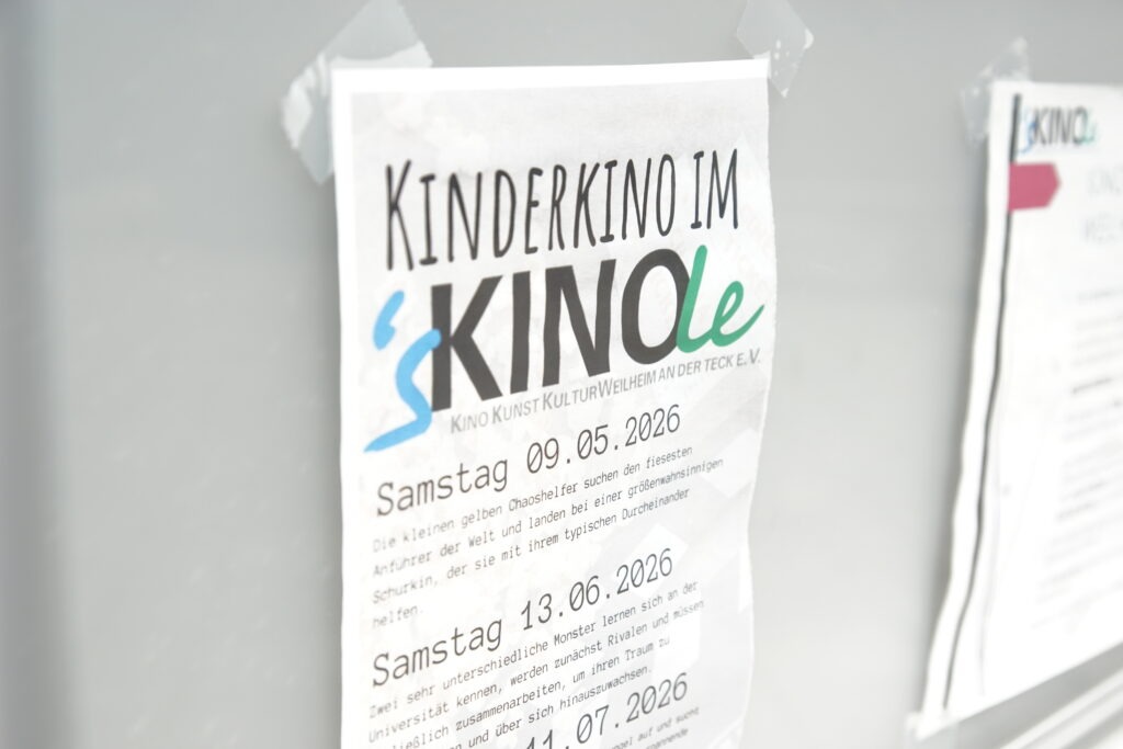 Foto von dem Aushängebrett vor dem Kinole mit Zettel zum Kinderkino. Weilheim an der Teck
