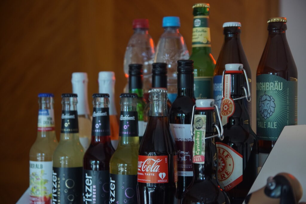 Foto von der Getränkeauswahl an der Theke mit Cola, Bionade, Bier