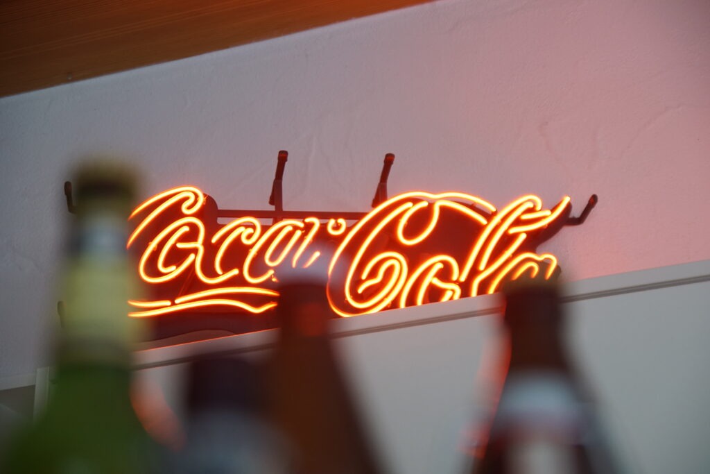 Foto von Cola-Neon-Leucht-Schild im Kinole