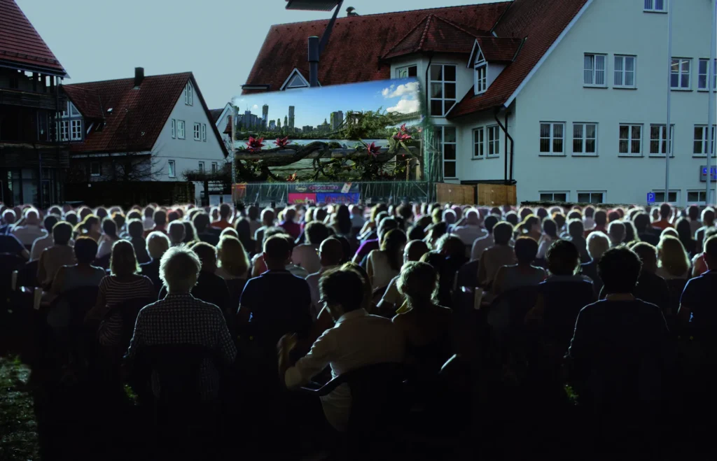 Foto von Marktplatz mit Menschen beim Open-Air-Kino Event in Weilheim