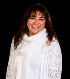 Portrait von Sandra Schöne, weiße Bluse, dunkle Haare